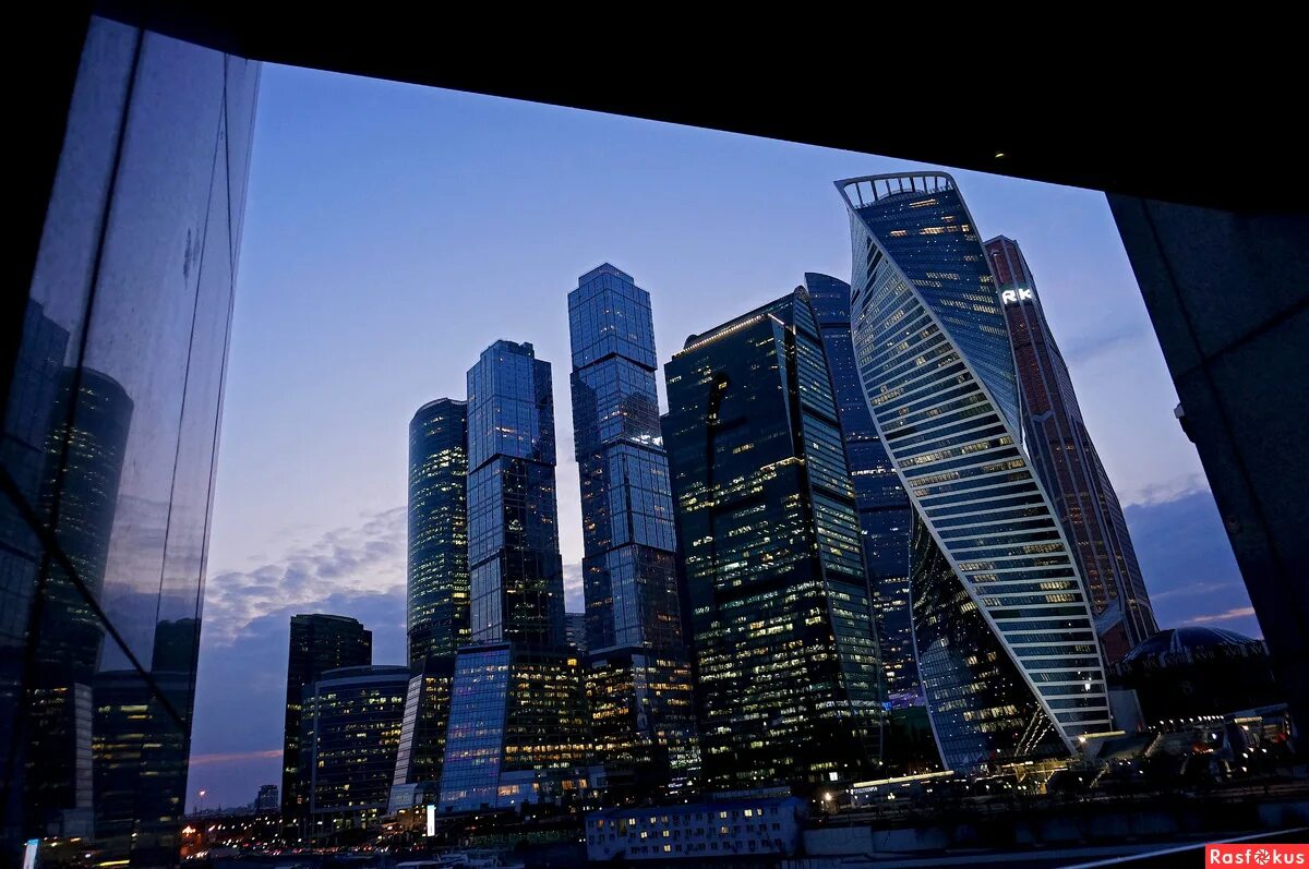 Вышивка крестом москва сити. Кросс москва сити. Московский международный деловой центр. Кросс москва сити. Большая тусовка в башне москва-сити.