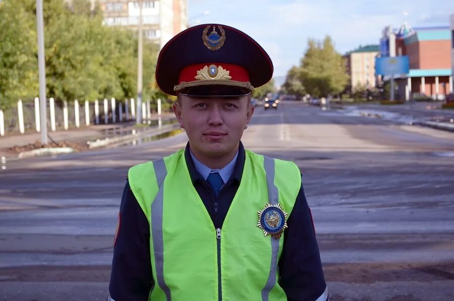 Прикольные казахские гаишники. Казахский гаишник. Казахстанские гаишники приколы. Казахский гаишник. Полицейский жезл.