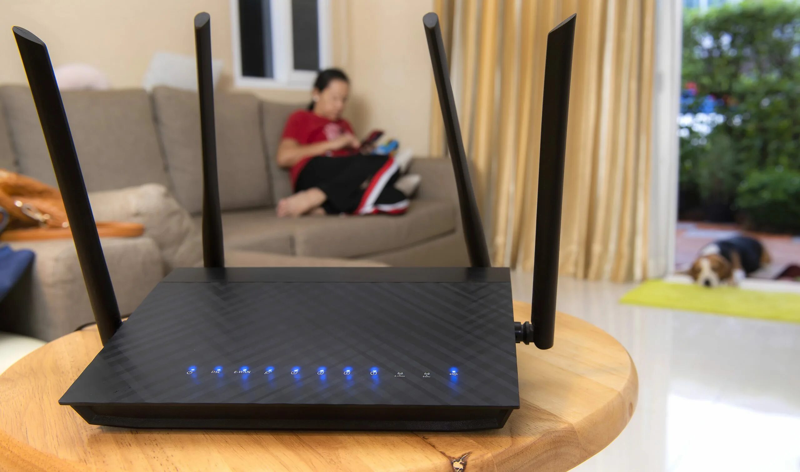 Роутер 2025 для дома. Роутер для дома. крутой роутер. wi fi роутер в интерьере. роутер в современном интерьере.