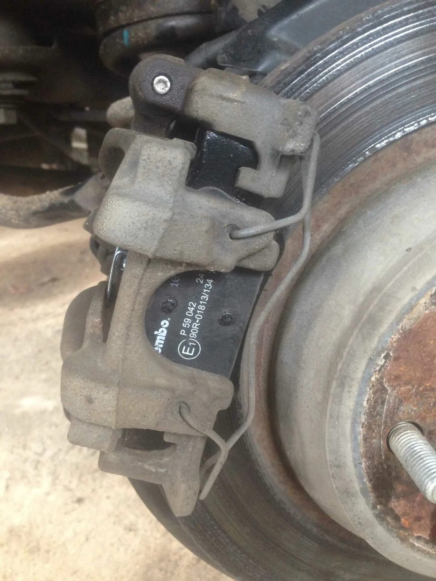 Задние колодки форд мондео 3. Замена колодок форд. Задние дисковые тормоза форд фокус 2. 6 тормозные колодки. Задние колодки форд фьюжн.