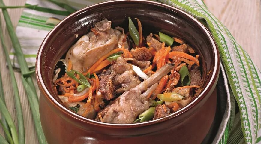 Рецепт кролика в горшочке в духовке. Кролик в горшочке с черносливом. Жаркое из кролика в горшочке. Кролик в сметане в духовке в горшочке. Говядина в горшочках.