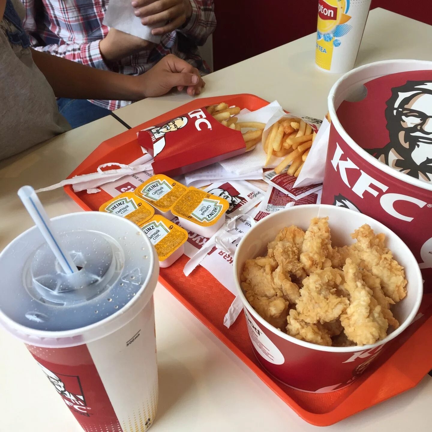 Academy uni rest kfc. Кфс на столе. kfc кафе. kfc на столе. kfc калуга.