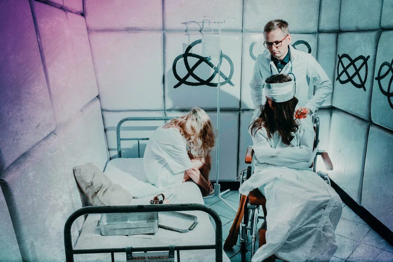 Психопатов много. Декстер морган. Пролетая над гнездом кукушки психушка. Фильм навстречу тьме 2020. Дэнни девито пролетая над гнездом кукушки.