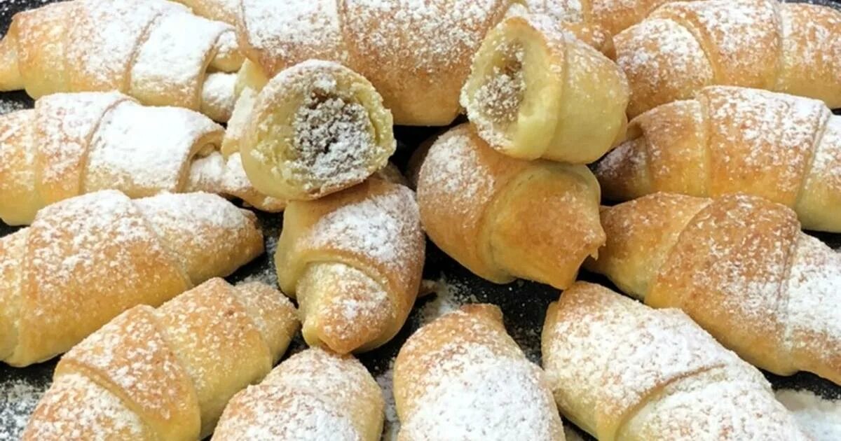 сырные рогалики. трубочки с орехами. рогалики с орехами. рогалик ореховый. крекеры рогалики соленые.