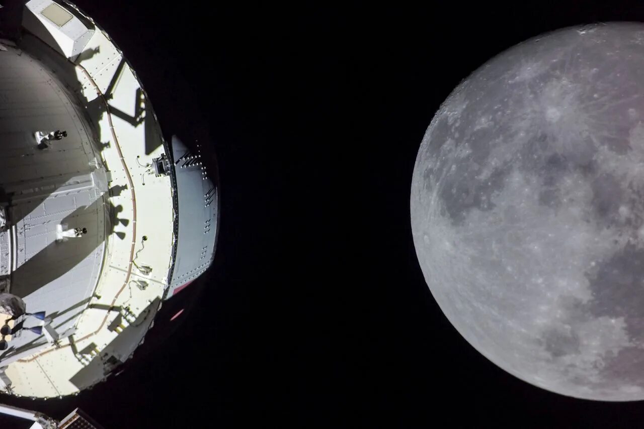 Какие животные облетели вокруг луны. Космический корабль НАСА. Шаттл на Луне. Лунный корабль Орион Артемис приземлился 11 декабря. Логотип корабля НАСА Орион.