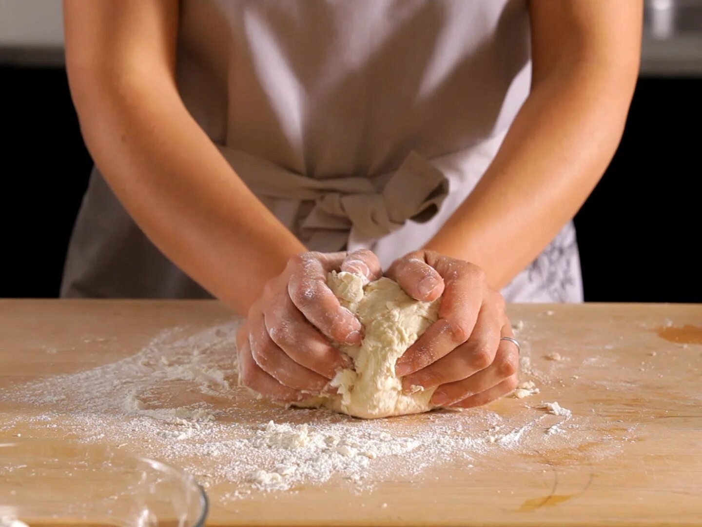 Стать тесто. Месить тесто. Женщина месит тесто. Девушка замешивает тесто. Руки месят тесто.