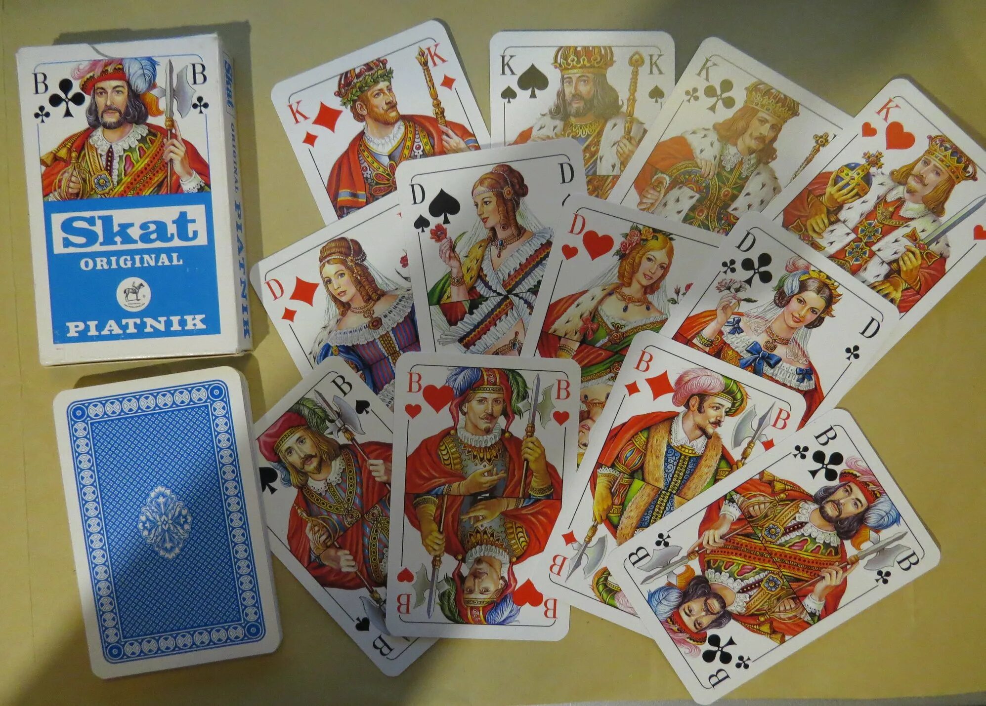 Какая игровая карта лучше. Игральные карты. Советские игральные карты. Карточка Игральная. Карты игральные сувенирные.