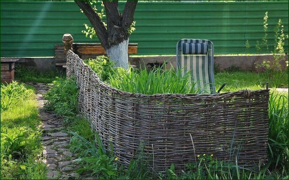 Лоза ивы плетень. Забор плетень лоза. Забор декоративный ивовый. Заборы из лозы орешника. Декоративный забор плетень.