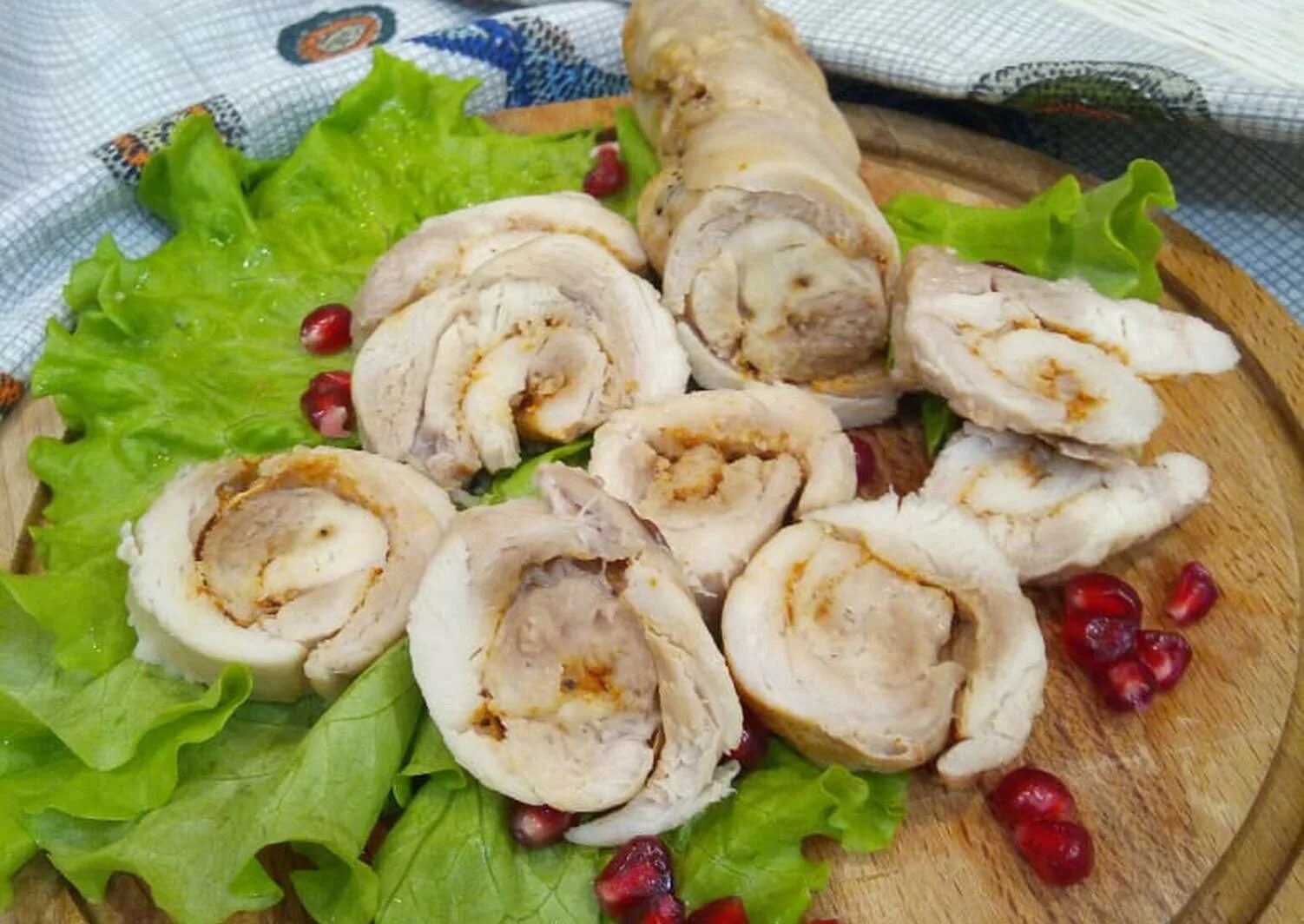 Рулетики из куриных окорочков. Рецепт куриного рулета из окорочков. Рулет из окорочков. Рулада. Рулет.