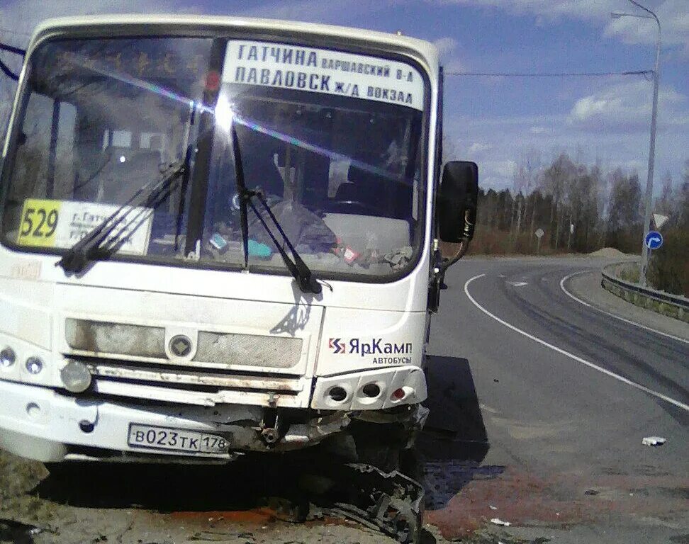 Автобус 529 павловск гатчина расписание на сегодня. Авария автобусов Гатчина. Гатчинский автобус. Маршрутка 529.