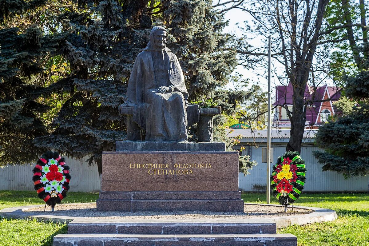 Памятники тимашевск. Тимашевский район Краснодарского края музей семьи Степановых. Город Тимашевск Краснодарский край. Тимашевск Тимашевский район. Тимашевск Краснодарский достопримечательности.