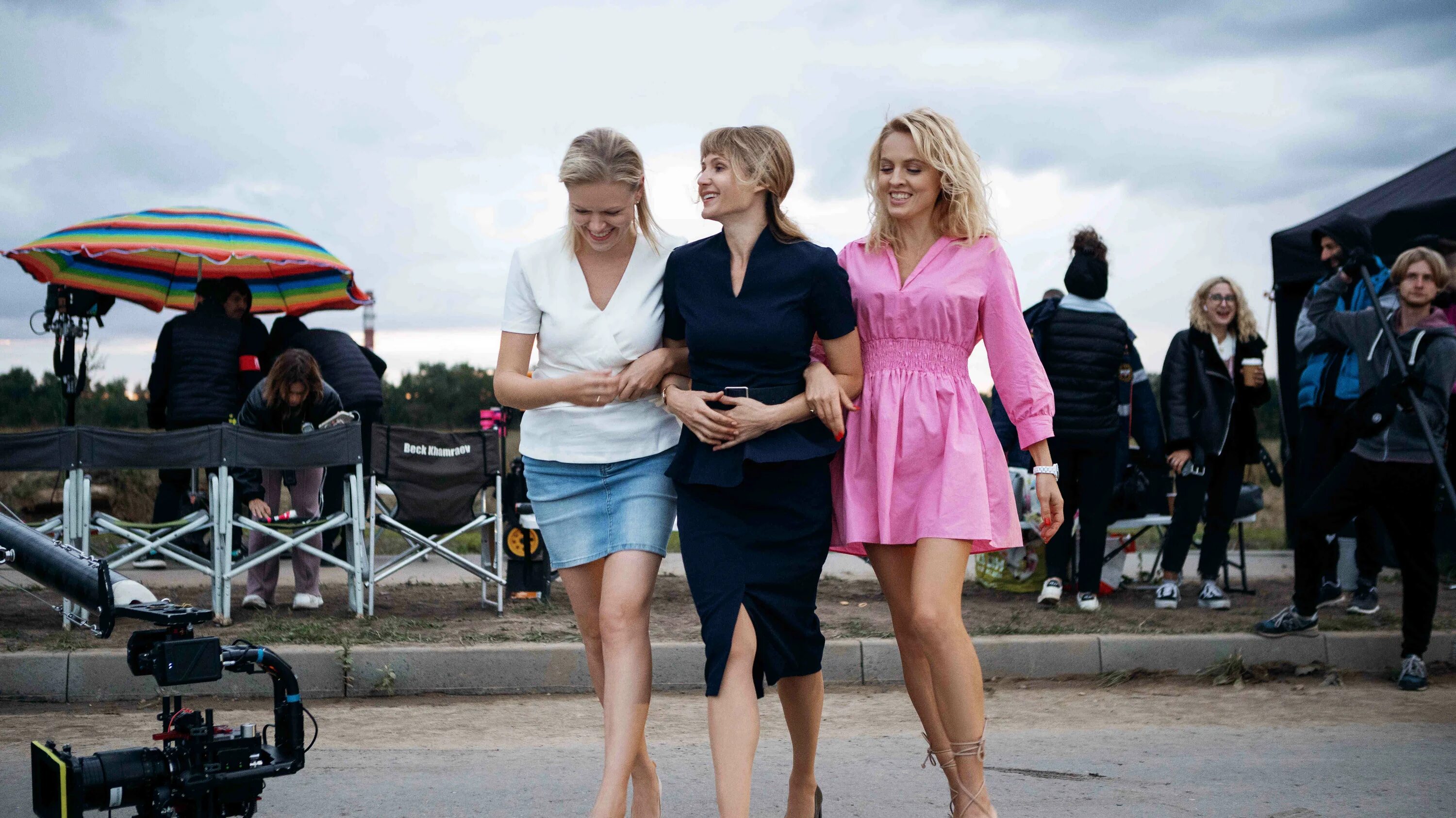 Телеканал пятница анонс. Vorstadtweiber. Американка 2018. The телки выход серий. Большие девочки пятница дата выхода серий.