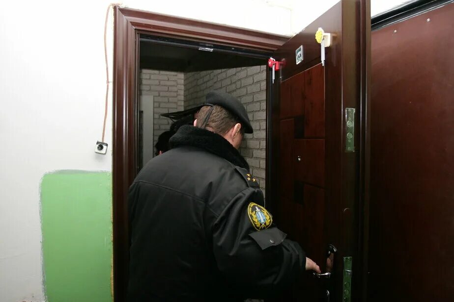 единственное жилье должника. могут ли судебные приставы забрать единственное жилье. арестованная квартира. арестованные квартиры. приставы в квартире должника.