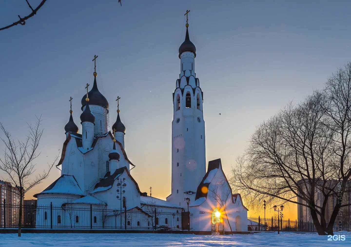 Храм святого первоверховного апостола петра в весёлом посёлке. Церковь в спб весёлый посёлок. Храм святого первоверховного апостола петра. Храм апостола петра санкт-петербург. Церковь в веселом поселке ворота.