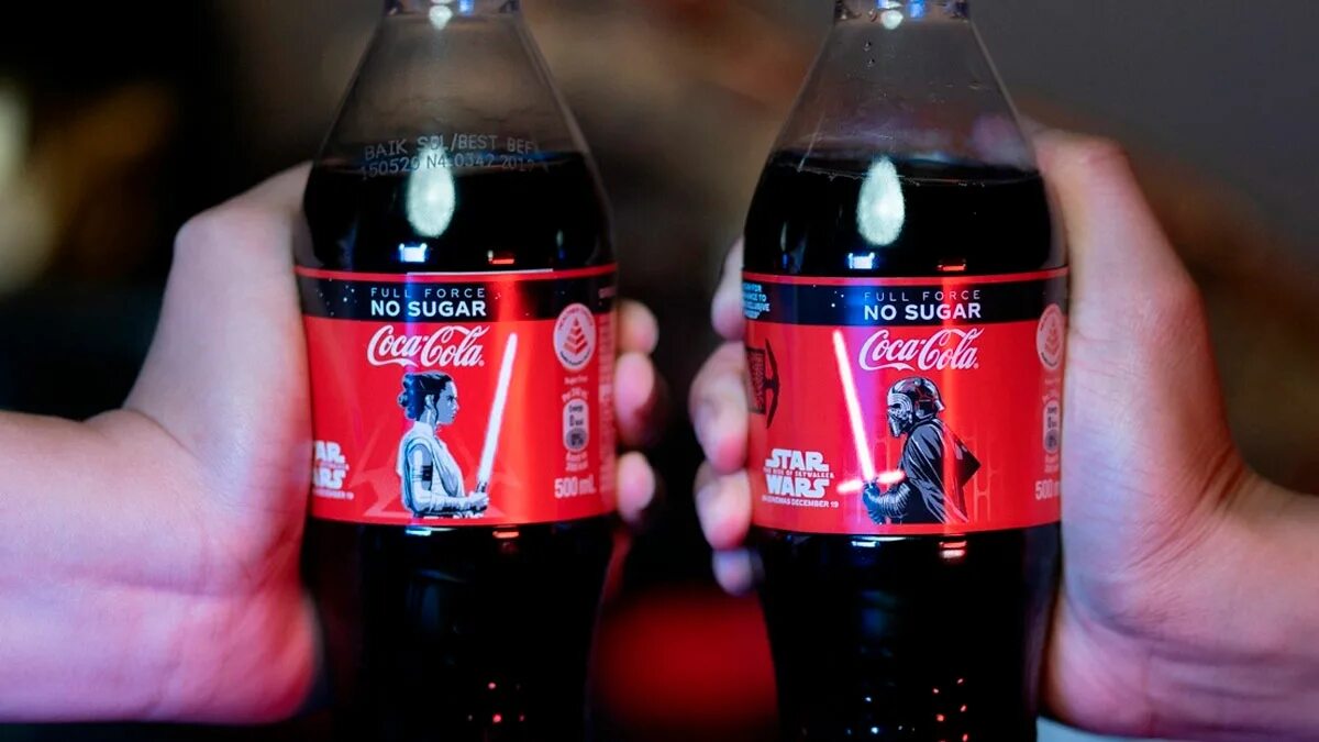 Коллекционеры coca cola. Coca cola лимитированная серия. Бутылки coca cola star wars. Бутылки coca-cola со световым мечом. Лимитированная кока кола.
