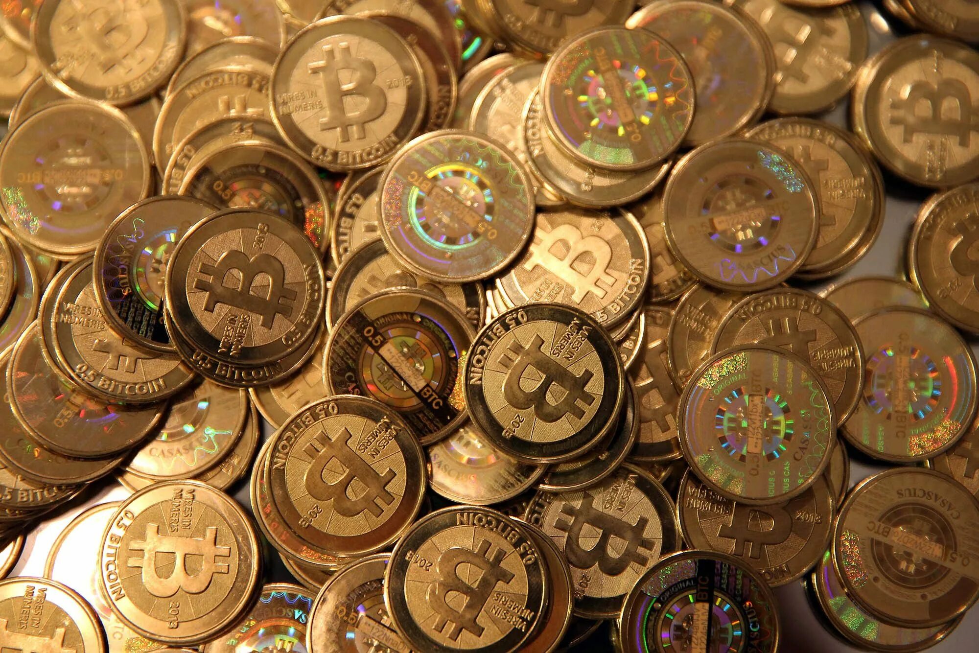 Биткоин монеты много. Большое количество биткоина. Биткоин. Bitcoin картинка. Биткоин монеты много.