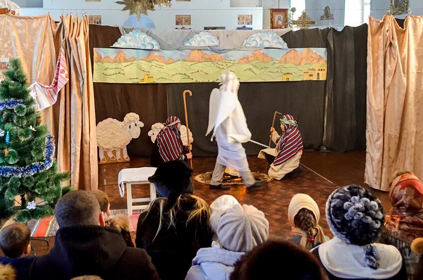 дети в храме. театральная студия воскресная школа. спектакль снежная королева 2023. школьный спектакль. рождественский спектакль для воскресной школы.