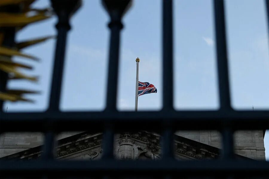В лондоне приспустили флаги. Приспущенный флаг Великобритании. Приспущенный флаг. Британский Штандарт. В Букингемском Дворце приспущены флаги.