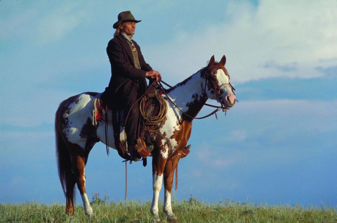 Гонит всадник коня держится за поводья смотрит. Идальго. Погоня в пустыне (2004). Идальго: погоня в пустыне Вигго. Вигго Мортенсен ковбой. Вигго Мортенсен Идальго.