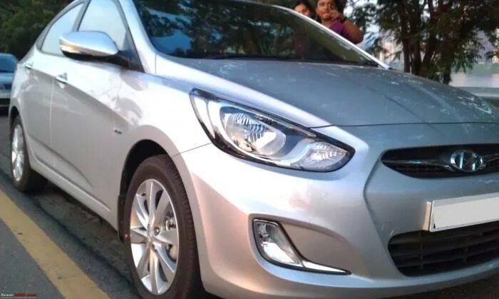 Хендай верна противотуманки. Hyundai 4s Fluidic Verna. Фара Хундай верна. Солярис Verna в Европе.