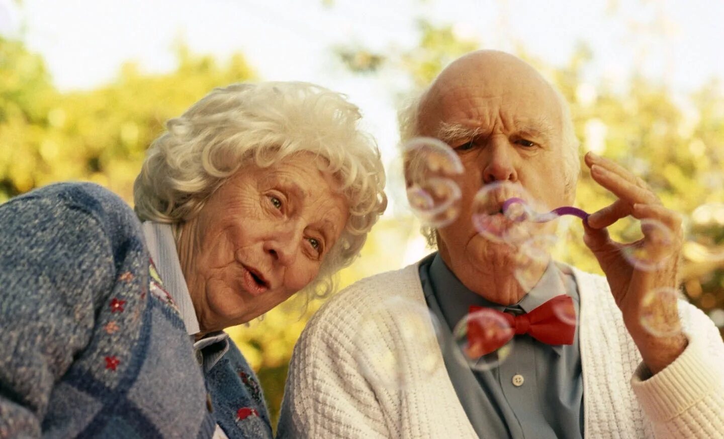 Пенсионер в 30 лет. Питание пожилых. Ветераны труда женщины. Пожилые люди. Счастливые пенсионеры.