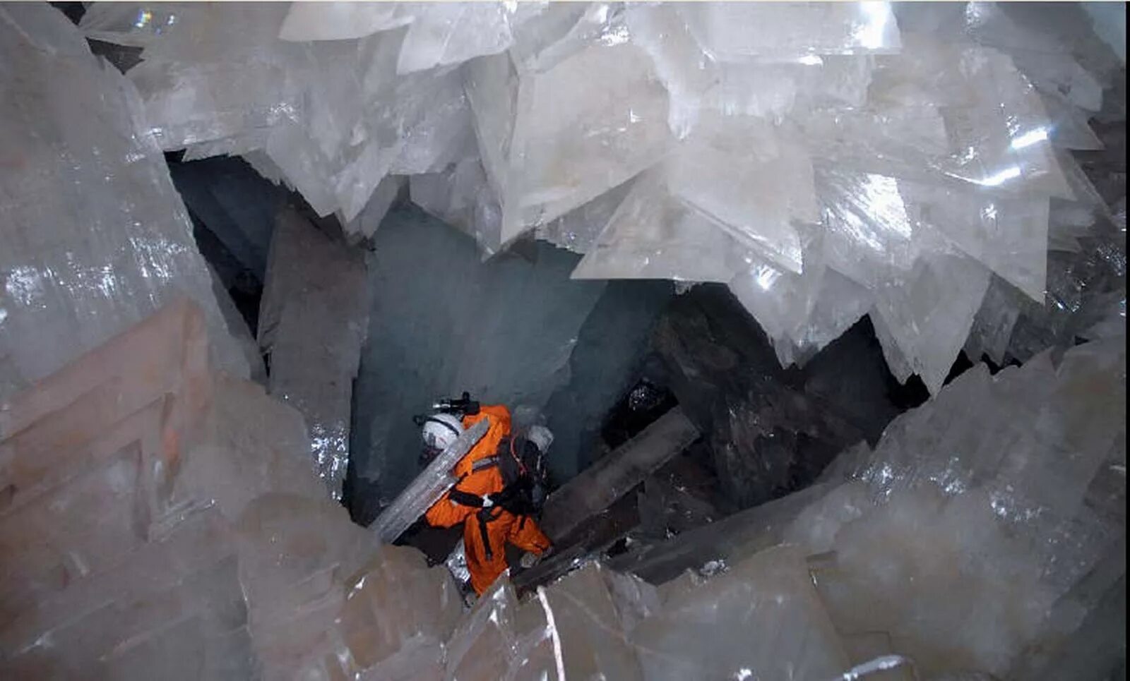 Кристалл шахты. Пещера кристаллов гигантов в Мексике. Пещера кристаллов (Cueva de los cristales), Мексика. Пещера Куэва де Лос Кристалес. Пещера гигантских кристаллов Найка, Мексика.