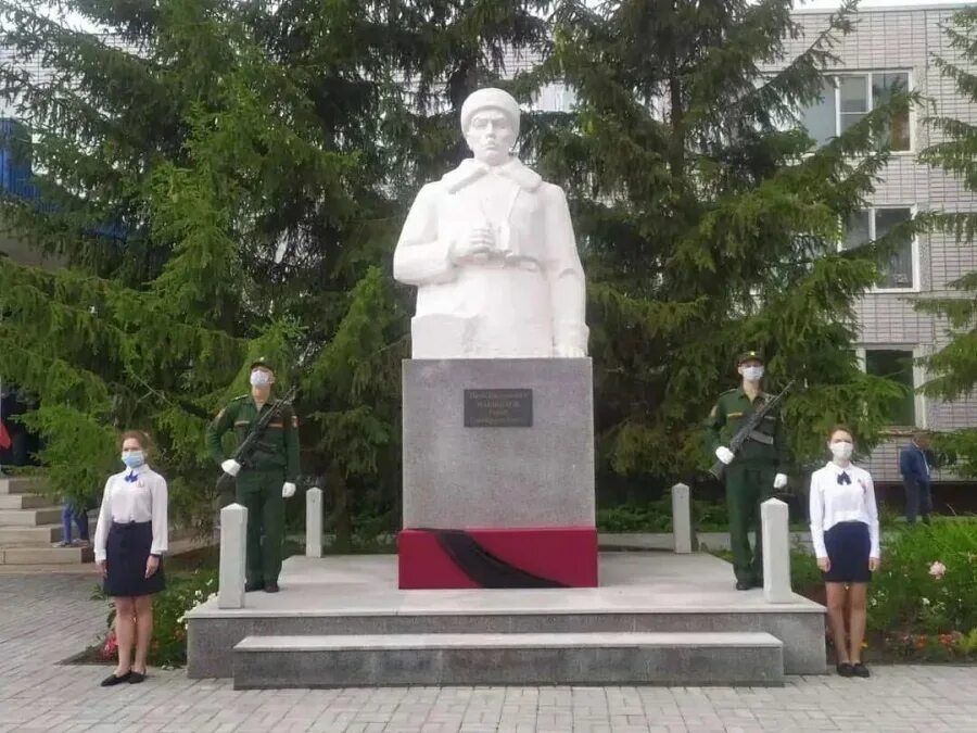 Петровск саратовская область ру. Памятник и.в. Панфилова в Петровске. Петровск Саратовской области памятник петровчанам. Памятник Панфилову в Саратове. Город Петровск Саратовская область памятник Панфилову.