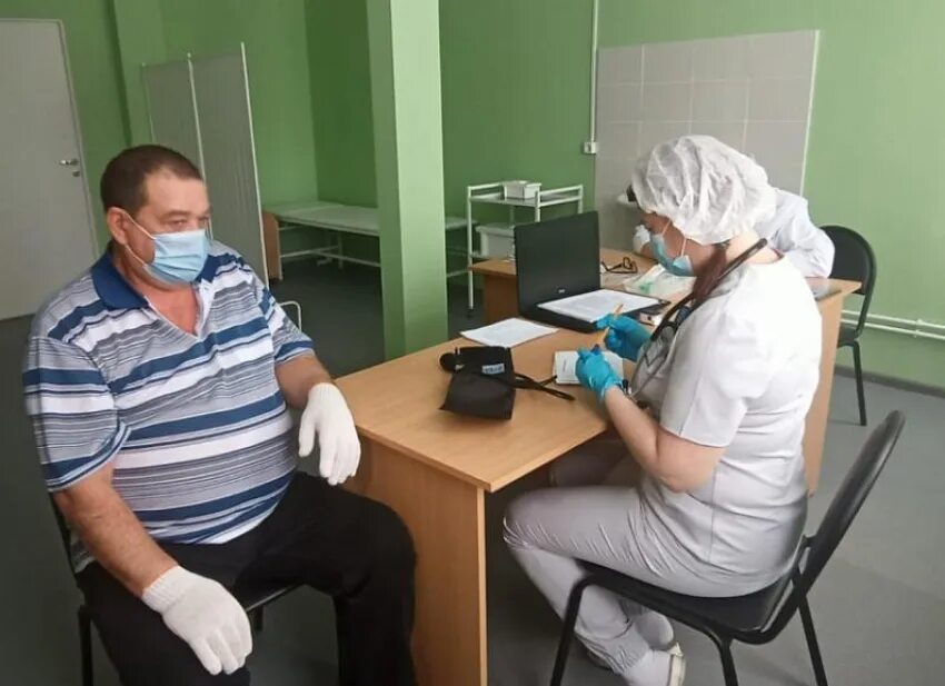 Волгоград вакцины. Вакцинация в Волгоградской области. Фото Губера на прививке через рубашку.