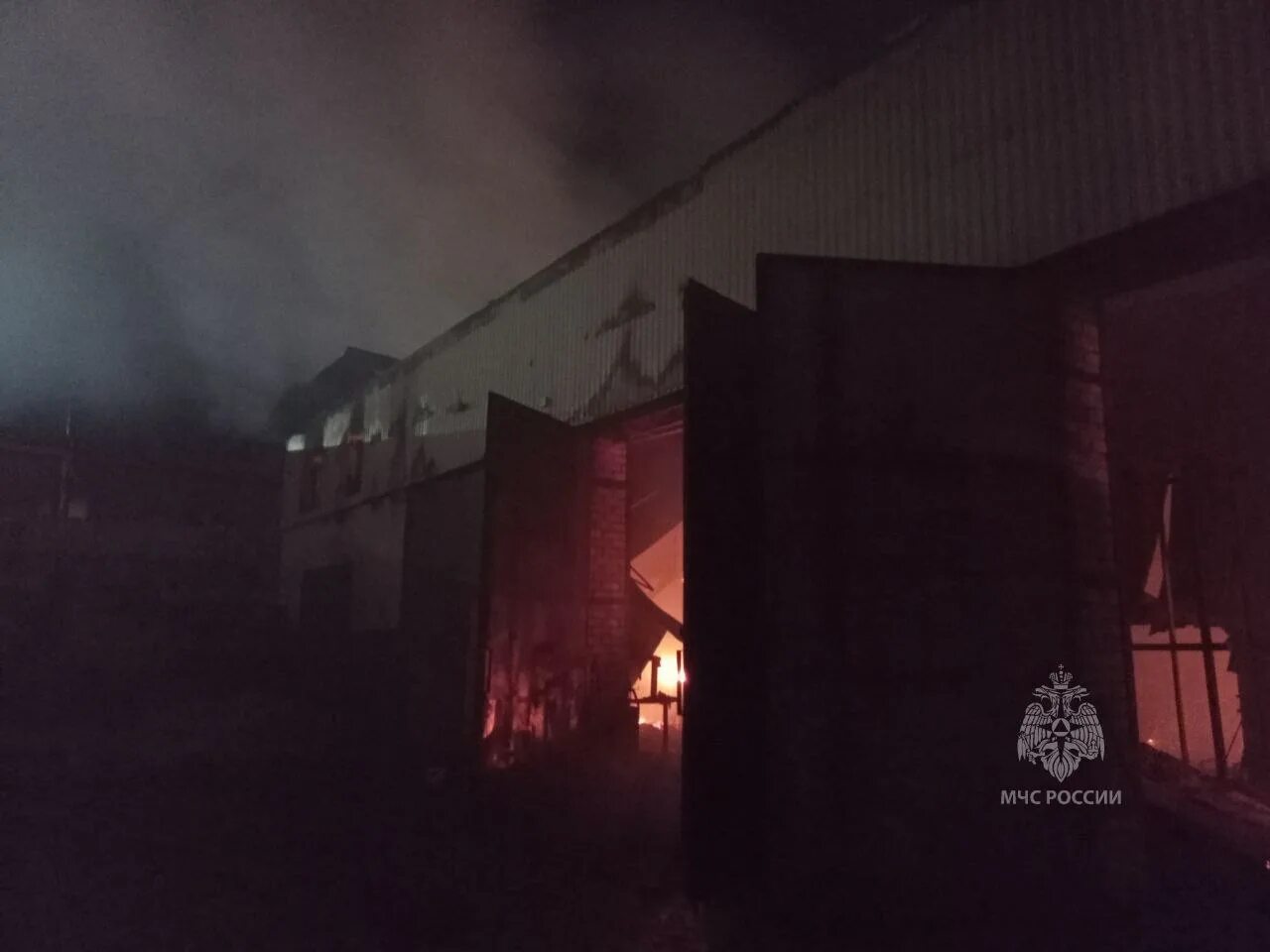 Пожар в здании. Возгорание электропроводки. Пожар в Нижнем Новгороде сегодня. Пожарные тушат пожар.