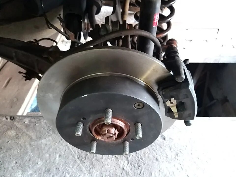 Тормоза на аутлендер хл. Аутлендер 3 колодки ручника. Mitsubishi l200 суппорта brembo. Тормозные диски аутлендер 3. Задние тормозные диски на митсубиси аутлендер 3.