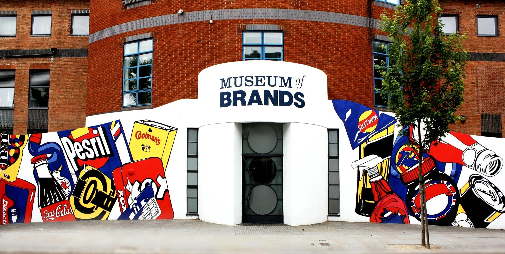 Brands london. Бренд музея. Шрифт колибри. Музей брендов и рекламы. Webwhiteboard.