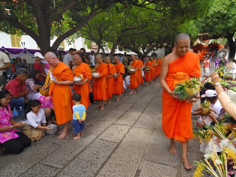 Праздник в тайланде в феврале. Макха Пуджа. Буддийские праздники в Тайланде. Асаха Пуджа в Таиланде. Макха Буча на Пхукете.