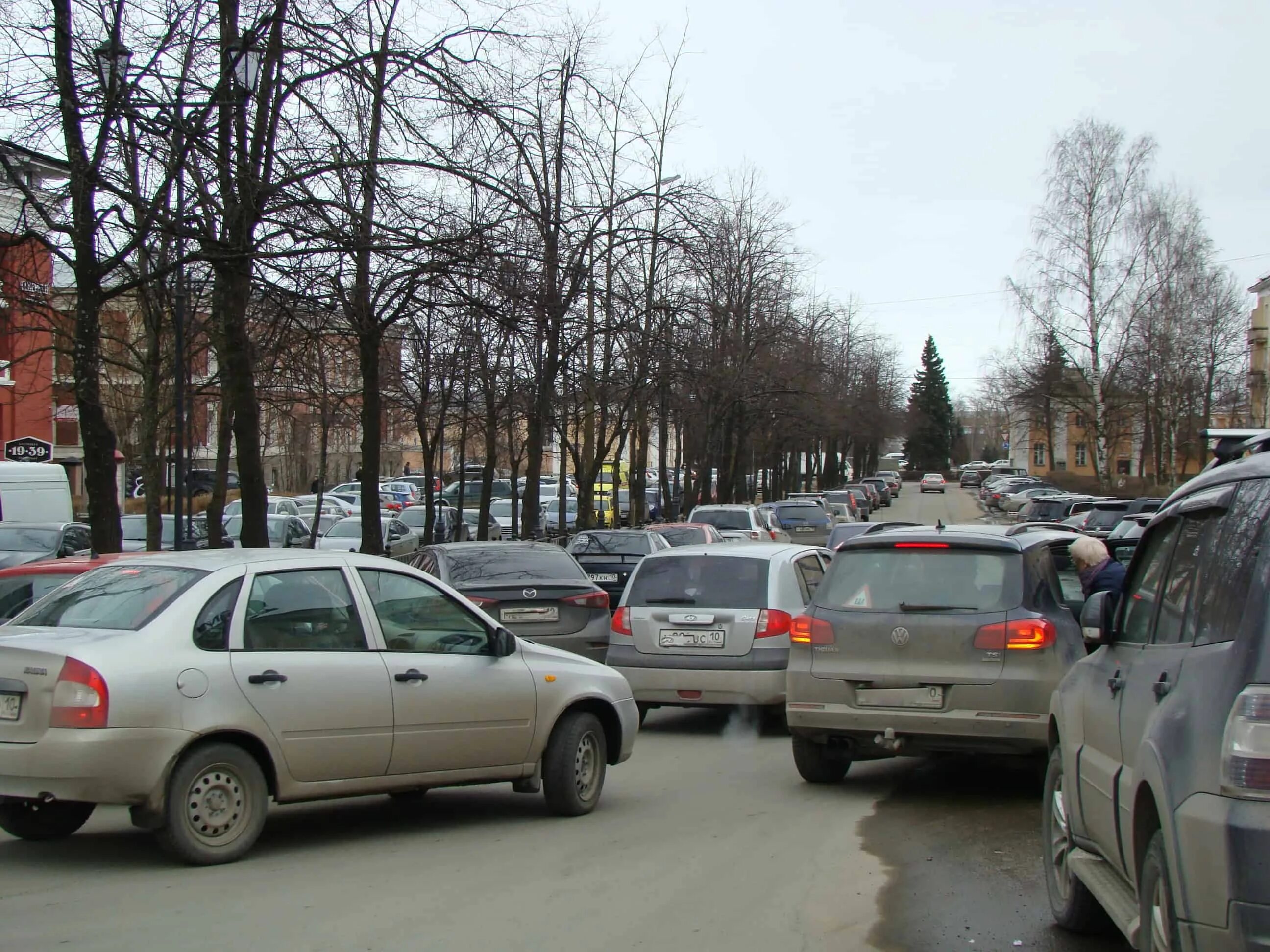 Петрозаводск ул энгельса. Санкт Петербургская аллея Петрозаводск. Ул Энгельса Петрозаводск. Петрозаводск улица Энгельса на фото. Петрозаводск ул Энгельса 4.