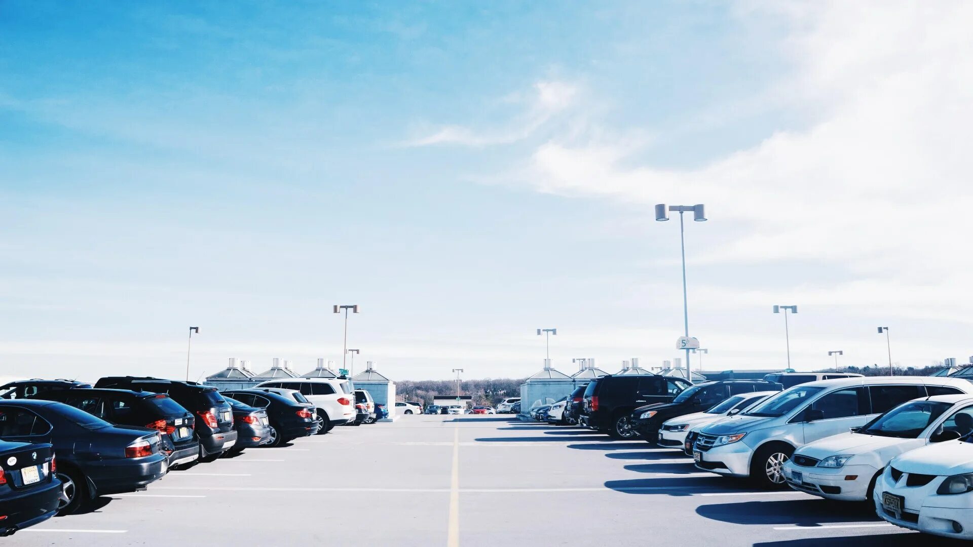 Sky parking отзывы. Parking lot британский вариант. парковка на улице. парковка вечером. паркинг эйр.