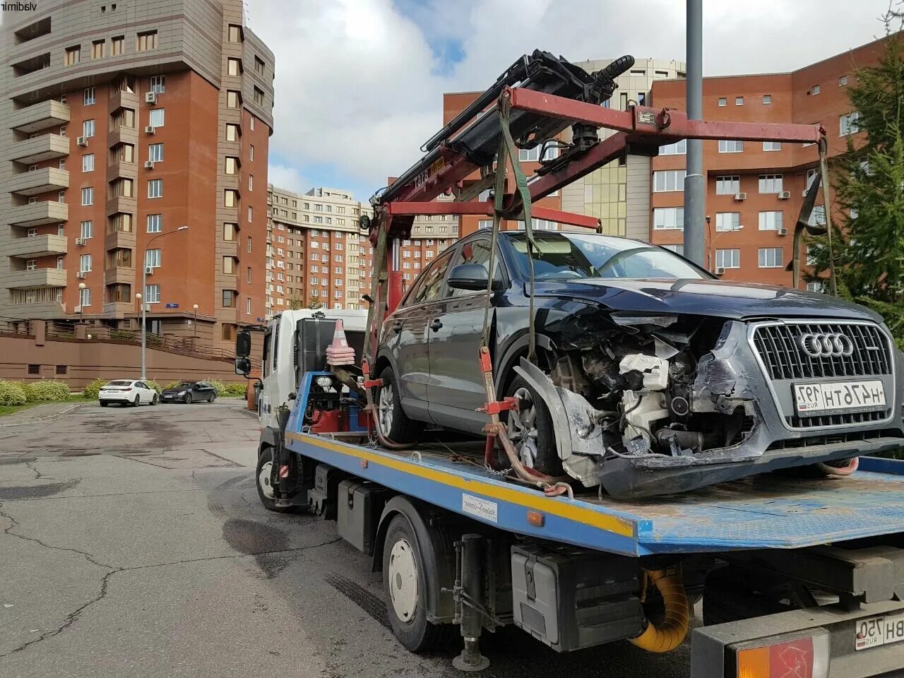 Эвакуатор лобня дешево. Автомобильный эвакуатор. Автомобиль на эвакуаторе. Эвакуатор транспортное средство. Эвакуатор с несколькими машинами.