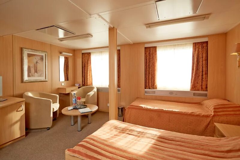 В каюте текст. Holland america line каюта сьюта. Корабль каравелла интерьер каюты капитана. Яхта на 3 каюты. Интерьер каюты теплохода.