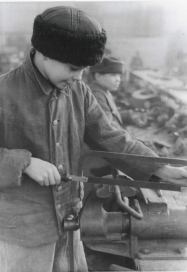 Дети работавшие во время войны. Дети ВОВ 1941-1945 на заводе. Детский труд в годы войны. Дети войны на заводах.