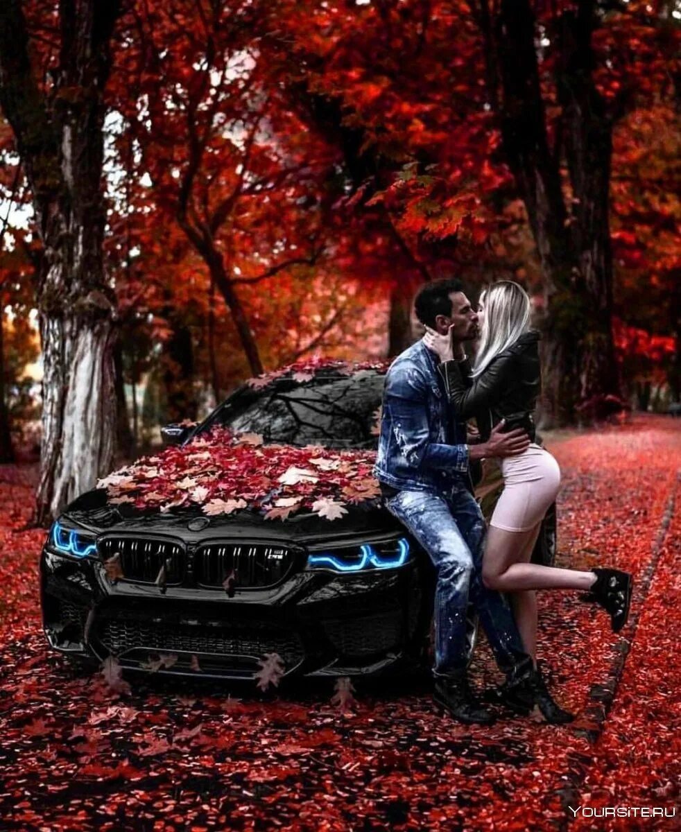Капот в лесу. Осенняя фотосессия с машиной. Парная фотосессия с машиной. Фотосессия пары с машиной. Осенняя фотосессия возле машины.