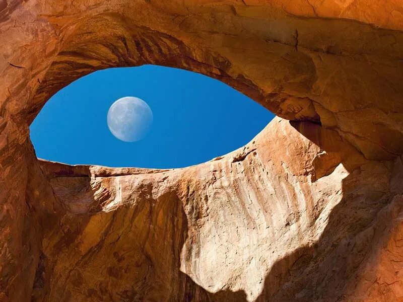 Глаз пустыни 2. Глаз бога. скала глаз. глаз в пустыне. глаза бога в скале.