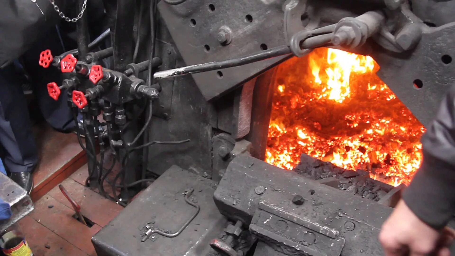 Паровоз топка машинист кочегар. Подбросить углей. Подбросить углей. Подбросить углей. Уголь в топку паровоза.