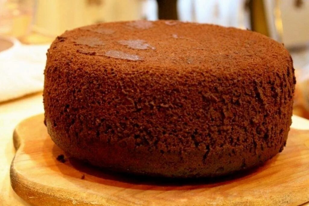 Простой бисквит на сметане пышный. Шоколадный шифоновый бисквит. Шоколадный шифоновый бисквит торт. Пышный шоколадный бисквит. Шоколадный бисквит для торта пышный.
