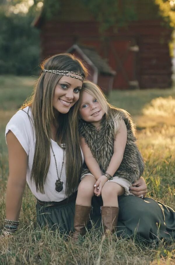 Tiny daughters. Фотосессия мама и дочь. Фотосессия с дочкой идеи. Идеи для фотосессии мама и дочь. Позы для фотосессии мама с дочкой.