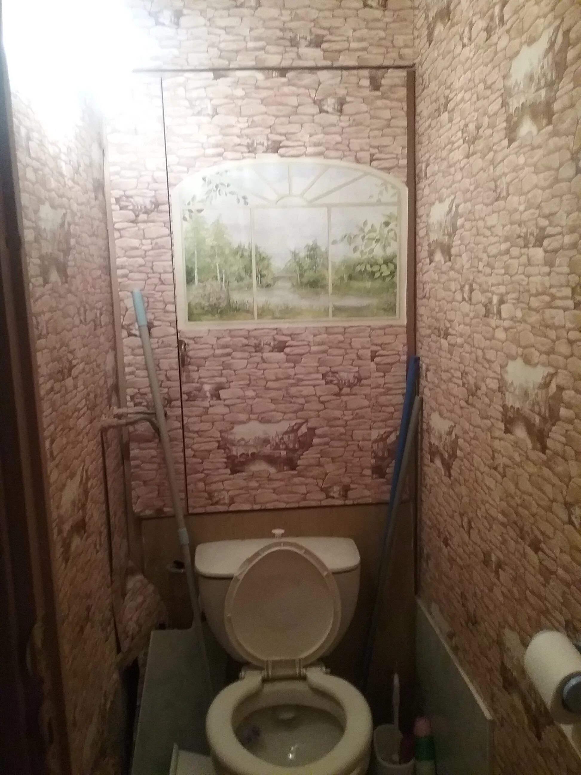 Отделка туалета обоями. Туалет самоклеющейся пленкой. Креативный туалет в квартире. Самоклеющиеся панели для стен в туалет. Панели в туалет.