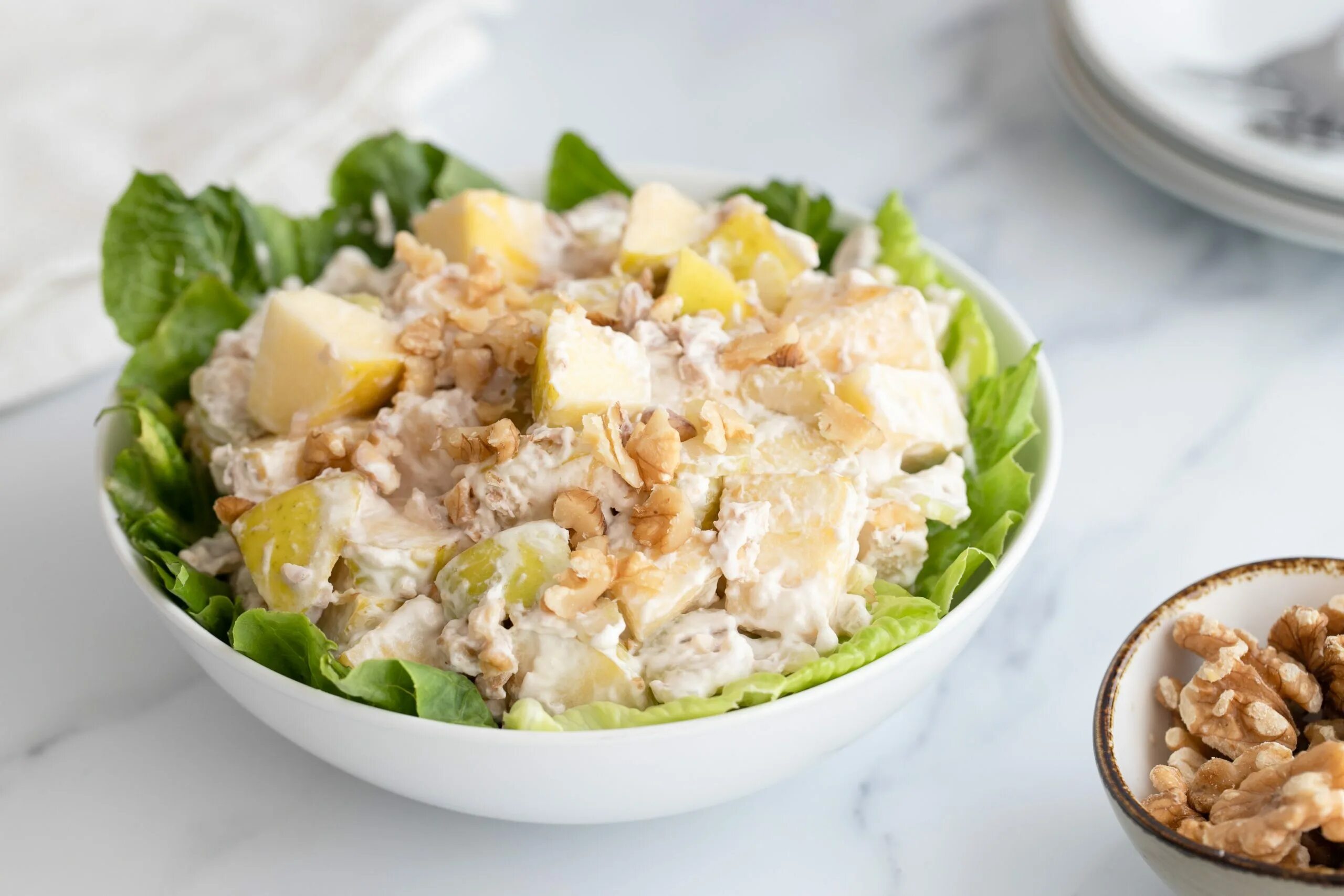 Уолдорф Астория салат. Classic Waldorf Salad. Салат Вальдорф история. Салат Вальдорф с курицей и сельдереем и яблоком. Салат с сельдереем рецепты простые и вкусные