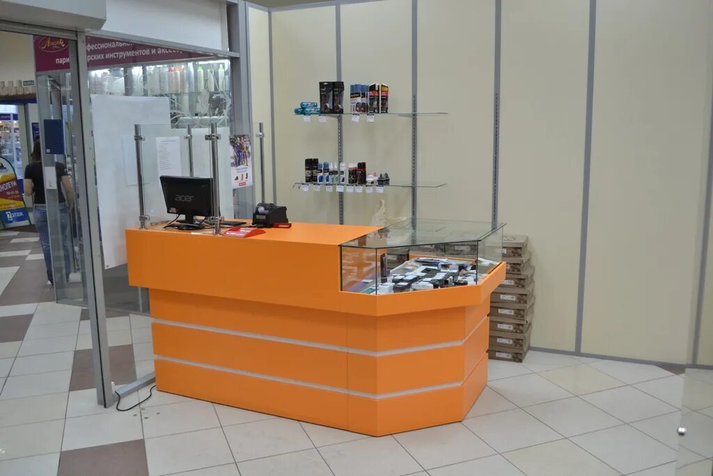 оформление кассы. оформление кассы. кассовый стол. стойка продавца. прилавок кассира.