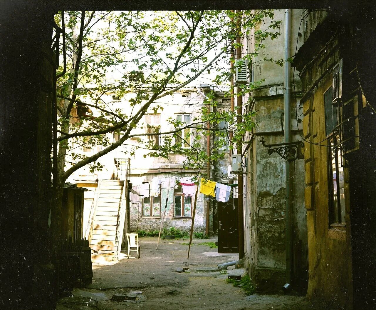 питер дворы колодцы. санкт-петербург подворотни. замок бастинды интерьер готика. улочки вероны средневекового города италии. тесный двор.