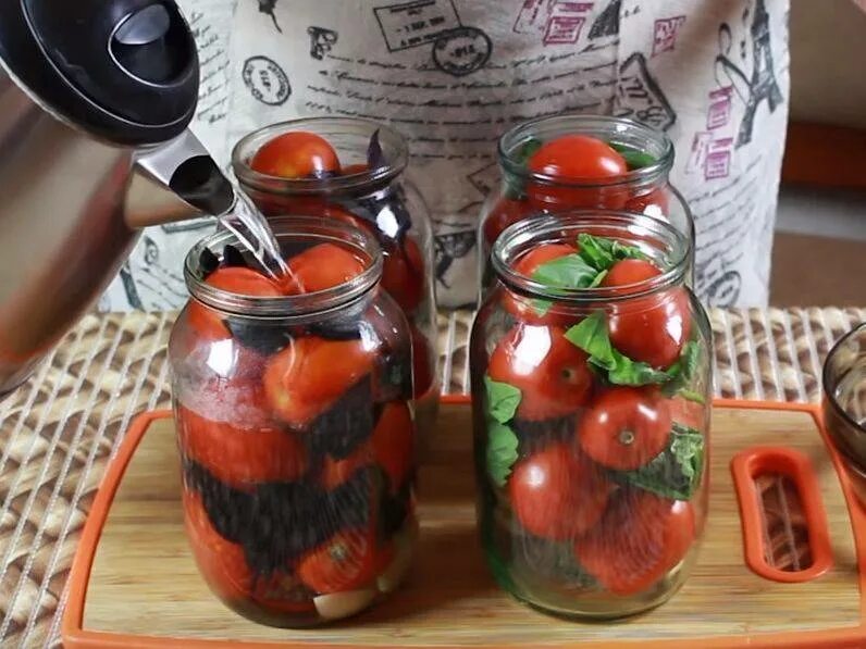 Рецепт помидоров литровые банки фото. Маринованные помидоры с базиликом. Помидоры черри с базиликом на зиму. Помидоры на зиму с базиликом и чесноком. Помидоры в банке.
