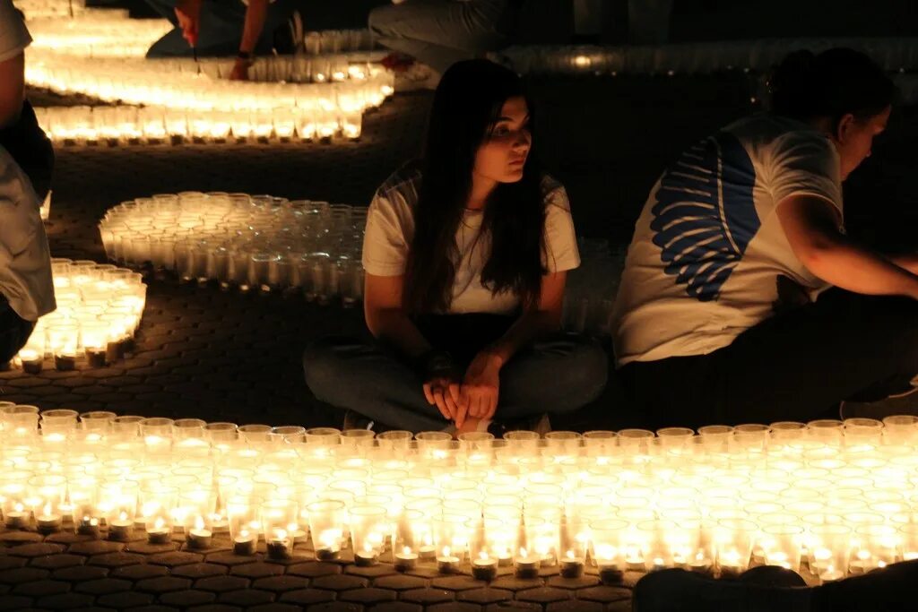 Luminary 1000 свечей. 1000 Свечей. Тысячи свечей. Акция свеча памяти на набережной парка Горького. Саратов 10 тысяч свечей.