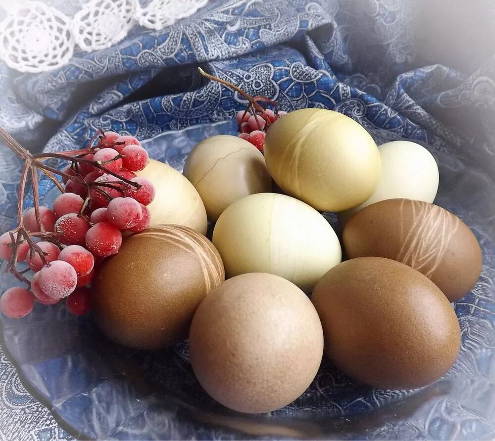 Окрашивание яиц. Натуральные красители для яиц на Пасху. Натуральное окрашивание яиц. Окрашивание яиц гранатом.
