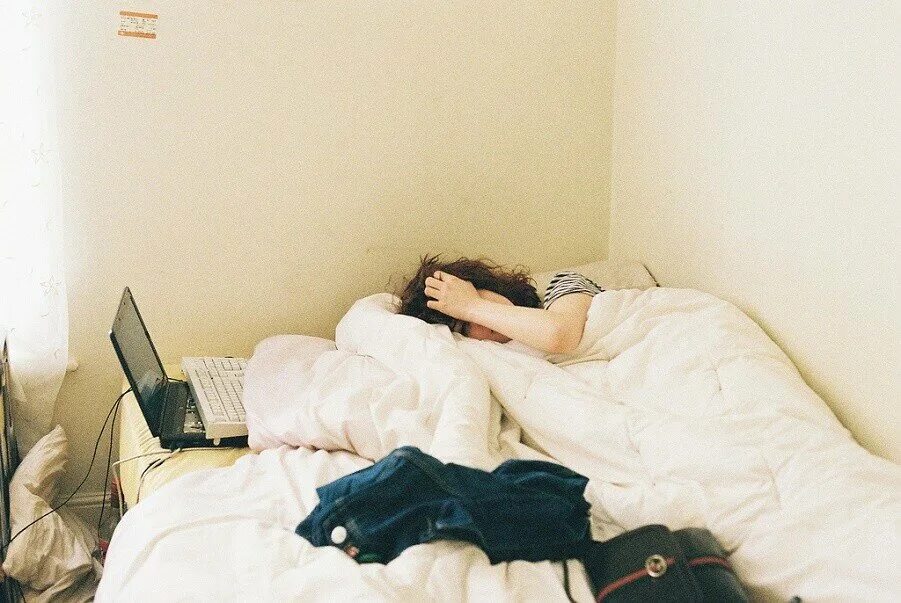 где лежат на кровати. красивые женщины в постели. егор крид в постели. кровать. Geena bennett на кровати.